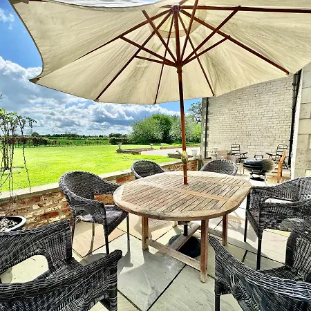 Salton Lodge Spacious Country Stay