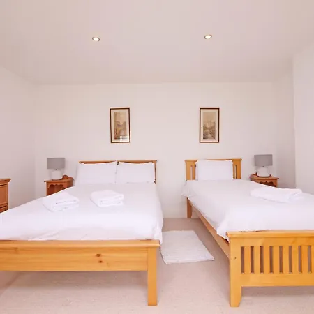 Salton Lodge Spacious Country Stay *