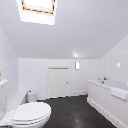 Salton Lodge Spacious Country Stay *