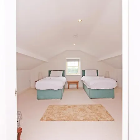 Salton Lodge Spacious Country Stay