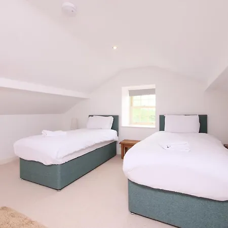Salton Lodge Spacious Country Stay *